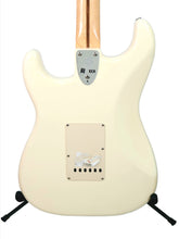 Cargar imagen en el visor de la galería, Guitarra Eléctrica Fender Stratocaster Ritchie Blackmore Signature
