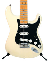 Load image into Gallery viewer, Guitarra Eléctrica Fender Stratocaster American Standard Olympic White 2004 Modificada
